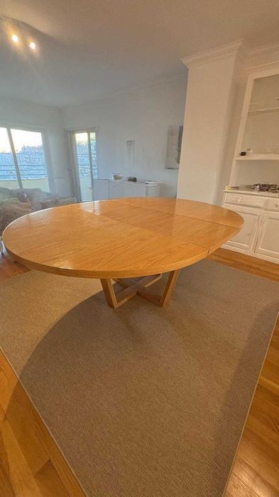 Elegância & Qualidade: Mesa de Jantar em Carvalho Natural