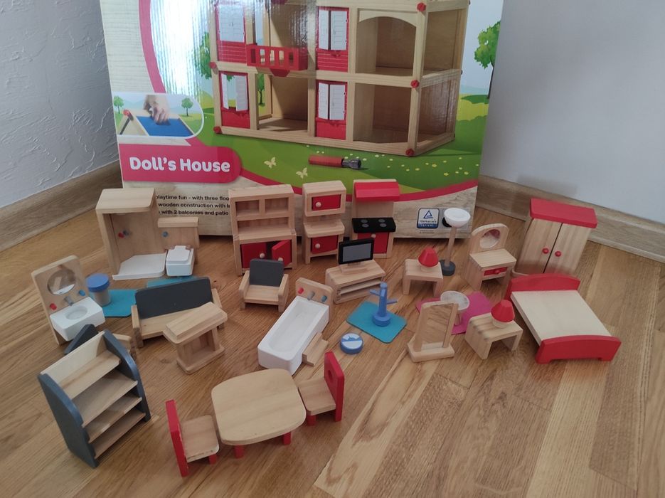 Domek drewniany dla lalek z mebelkami
