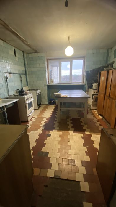 Кімната у гуртожитку з балконом