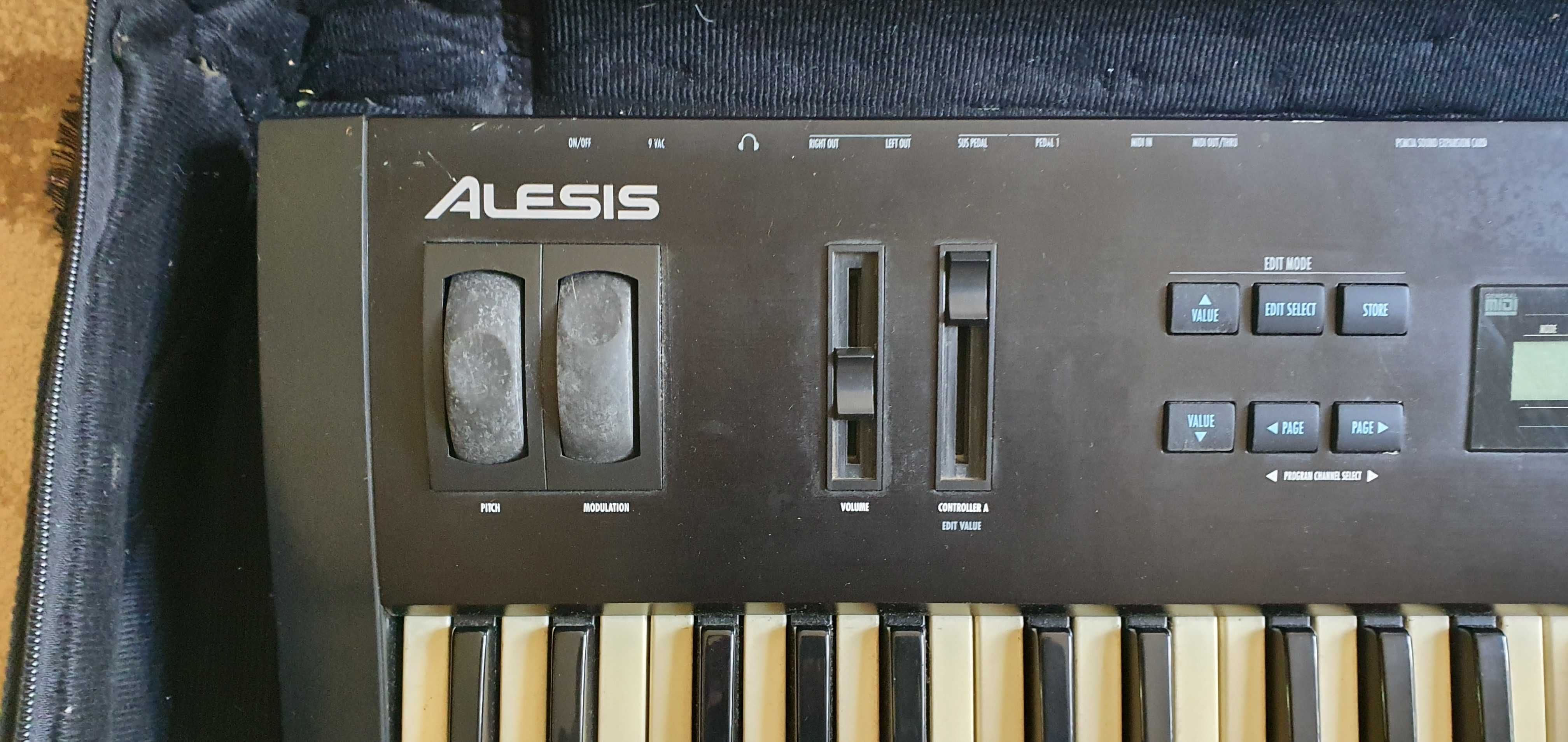 Синтезатор Alesis