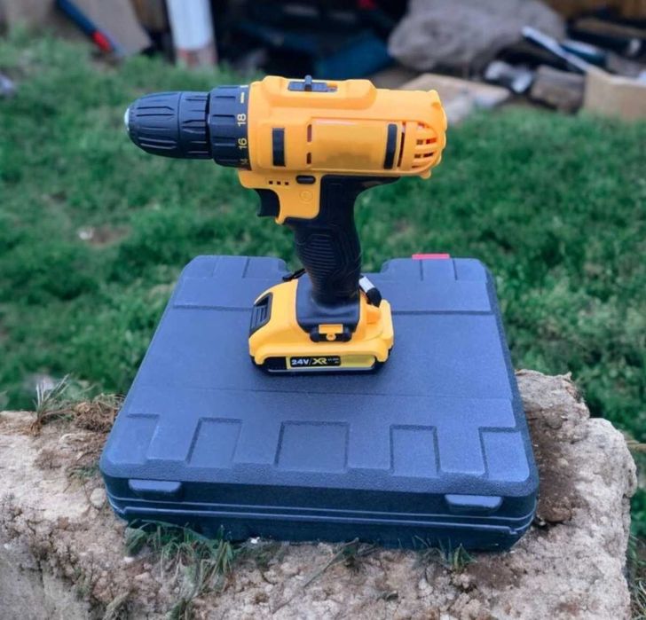 Потужний шуруповерт з двома акумами і додатковим інструментом