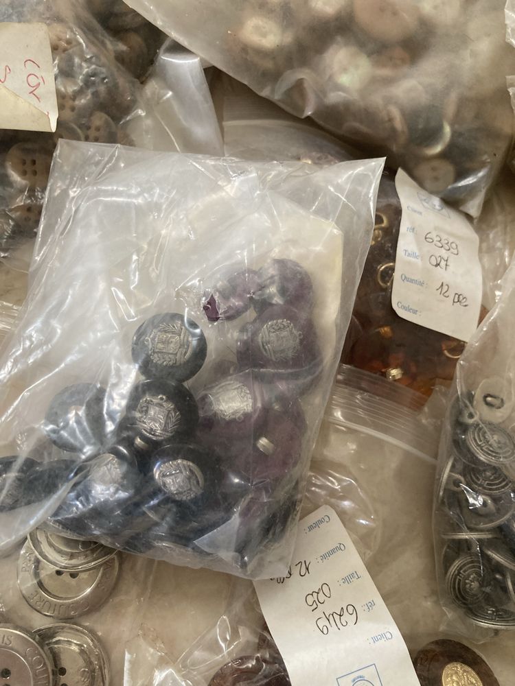 Lote de botões variados- total: 12 euros