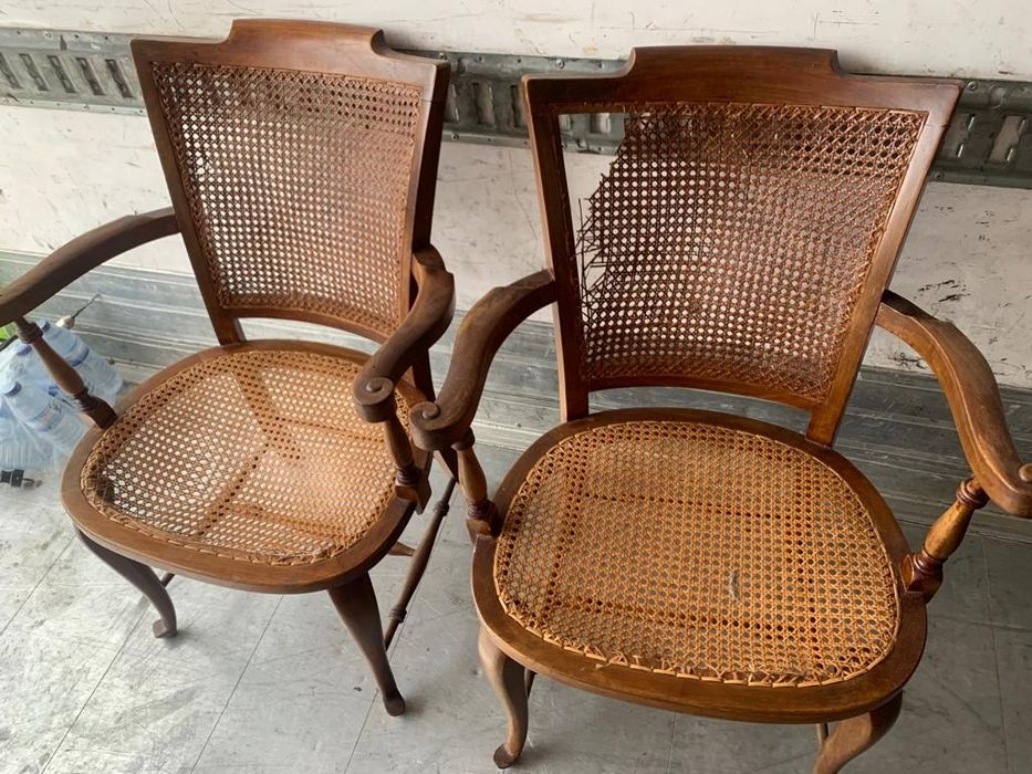 Dois cadeirao em palinha