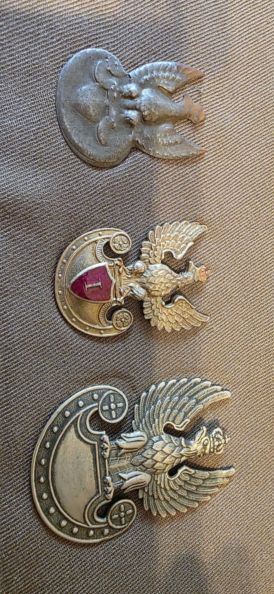 Kolekcja orłów i emblematów wojskowych