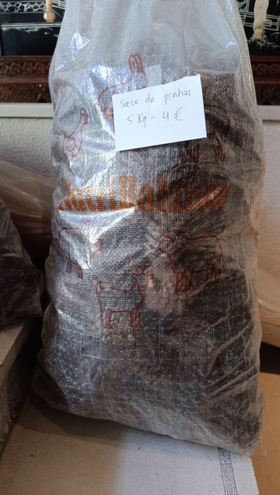 Sacos de 5kg de pinhas