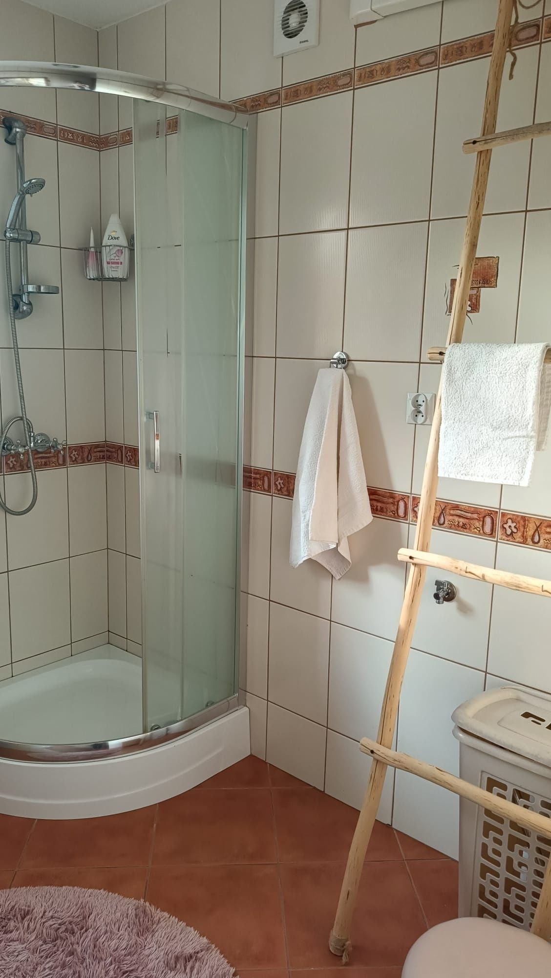 Pokój z aneksem kuchennym i łazienką