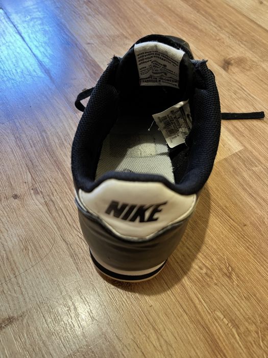 Czarne buty Nike Cortez.