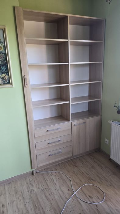 Regał z szufladami