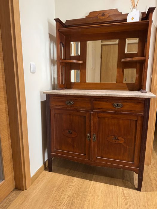 Móvel de madeira antigo com espelho