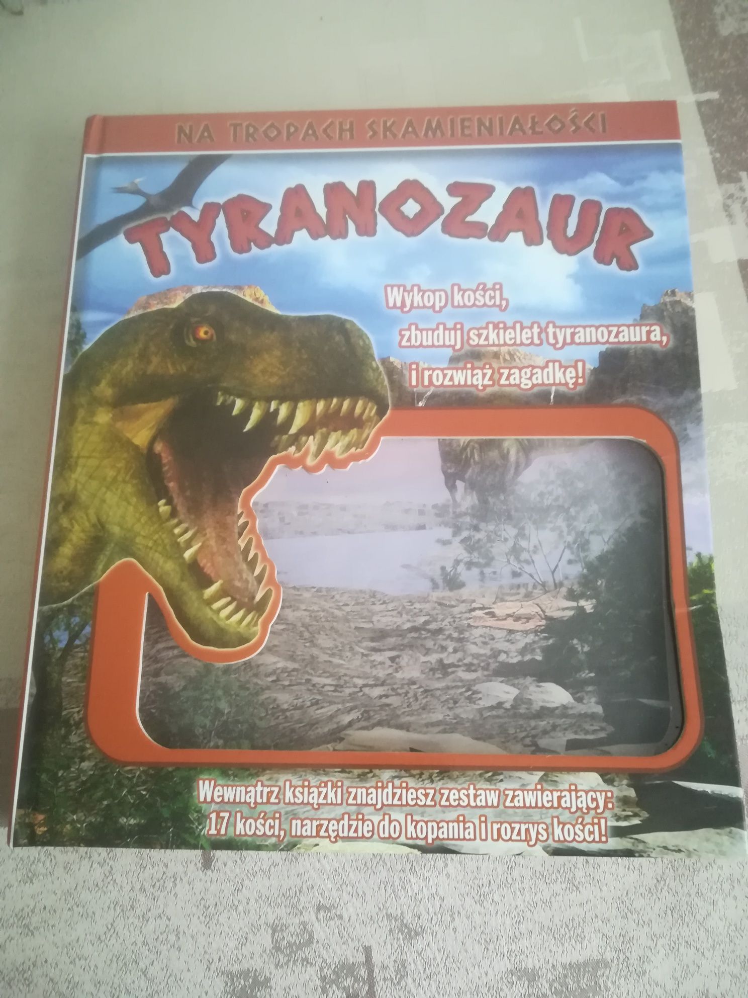 Książka dla chłopca Tyranozaur
