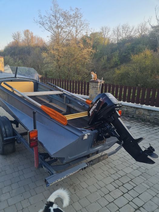 Лодка човен Южанка з мотором Меркурі і лафетом