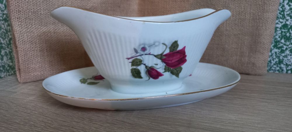 Zestaw porcelany, waza i sosjerka
