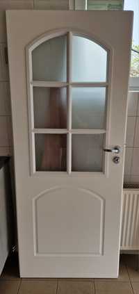 Drzwi wewnętrznych Inter Door z zawiasami i klamkami