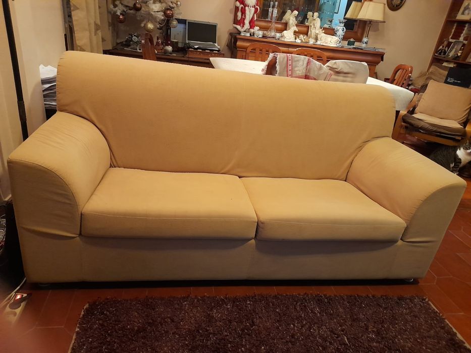 Sofá usado em bom estado.
