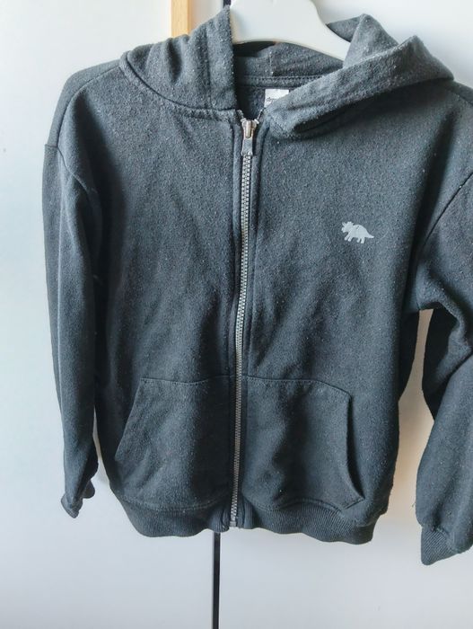 Czarna bluza chłopięca na zamek