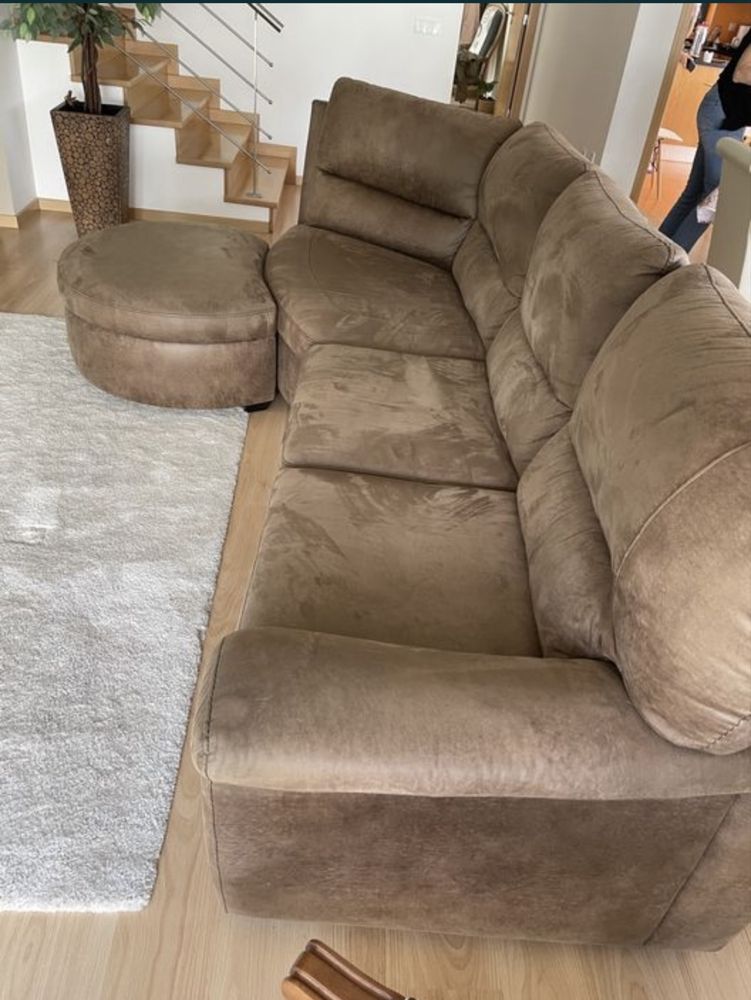 Sofá castanho com chaise longue