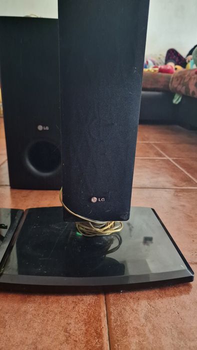 2 Colunas LG (altas) e subwoofer