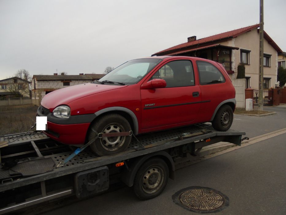 Opel Corsa B czerwona, 1.4 benzyna przeznaczona na części