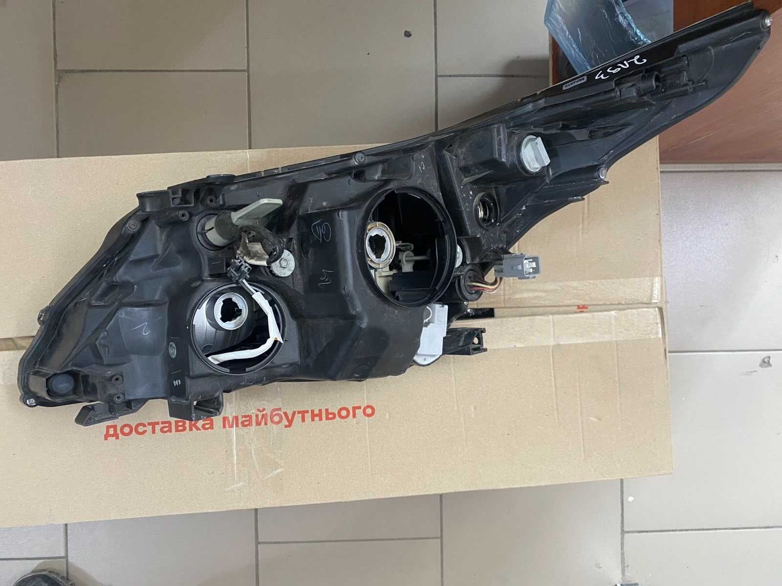 10000-17685 - Toyota avensis Фара права .