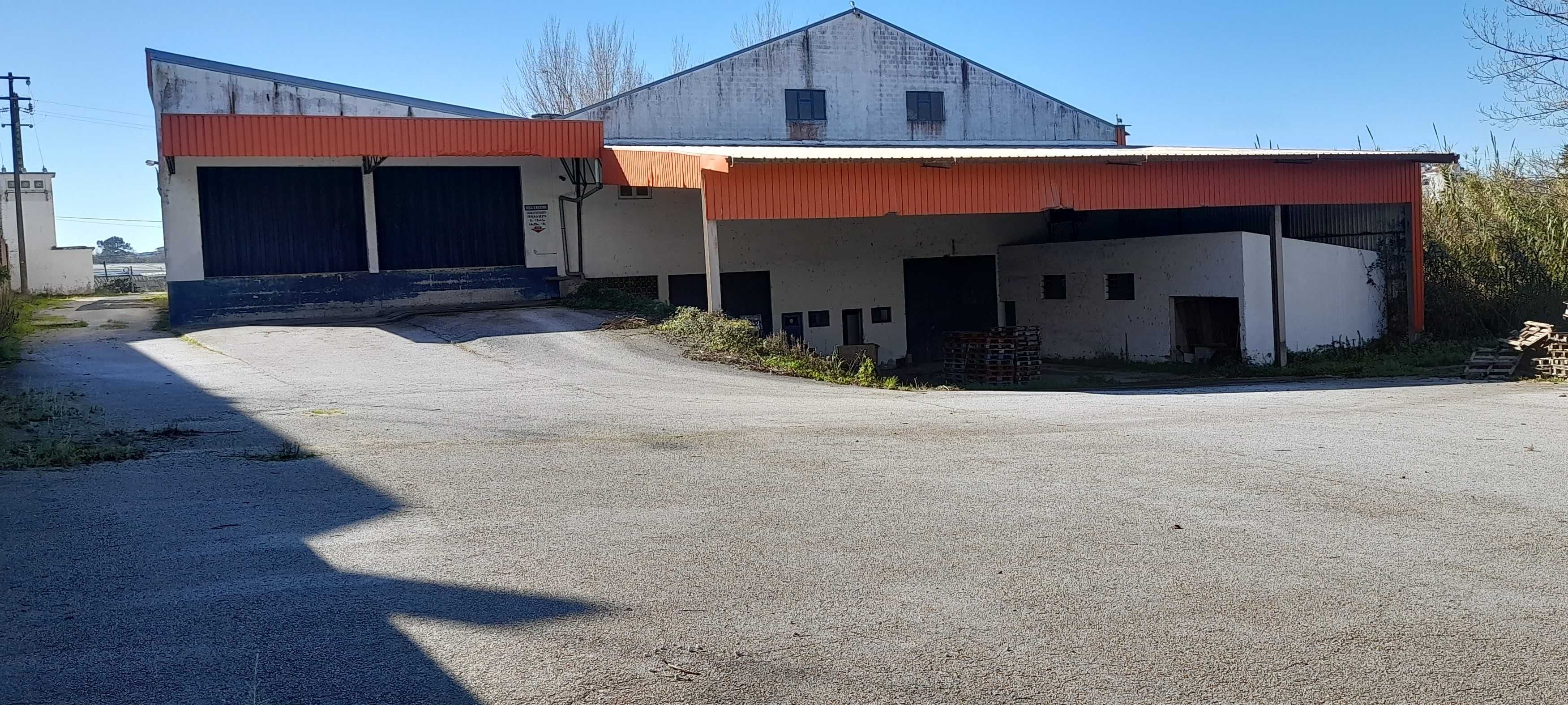 ARRENDA-SE ESPAÇO COMERCIAL / ARMAZÉM EM ALCOBAÇA