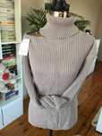 Sweter/golf z wycięciem na ramieniu cappuccino Latika