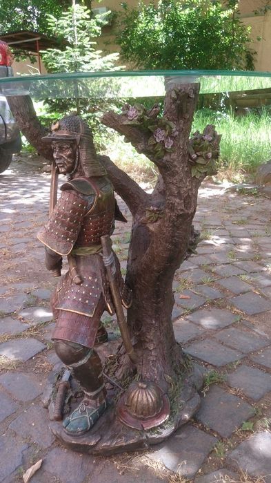 Стол, воин самурай покрытый бронзовой краской.