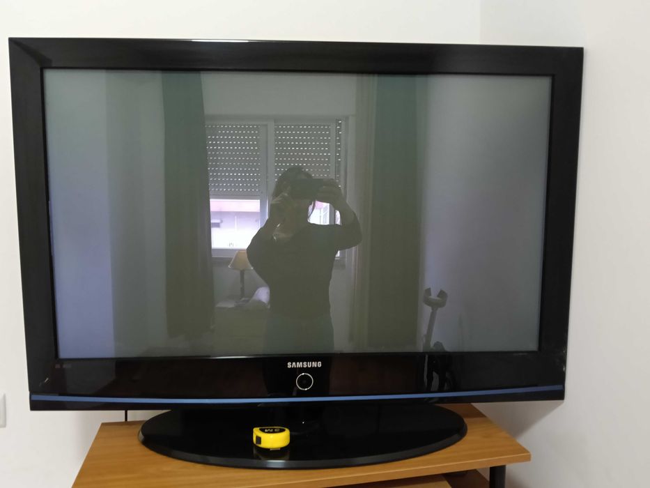 Televisão Samsung 1;05 de larg
70 cm alt
 base mais pé 75 cm altura