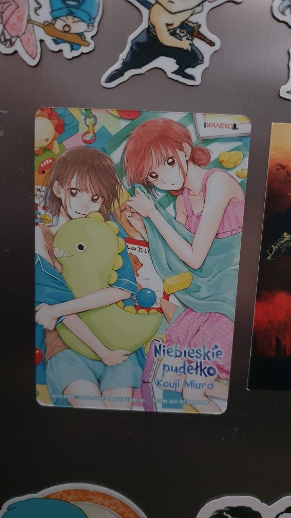 Niebieskie pudełko manga dodatki magnes pocztówka zakładka
