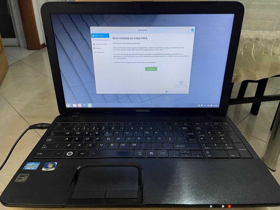 Portátil Toshiba 15.6" com Linux Mint – rápido, limpo e como novo