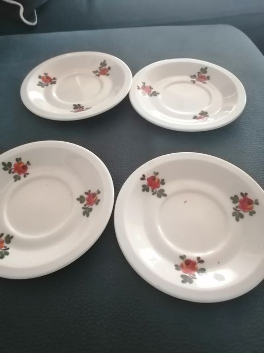 Quatro pratos de porcelana