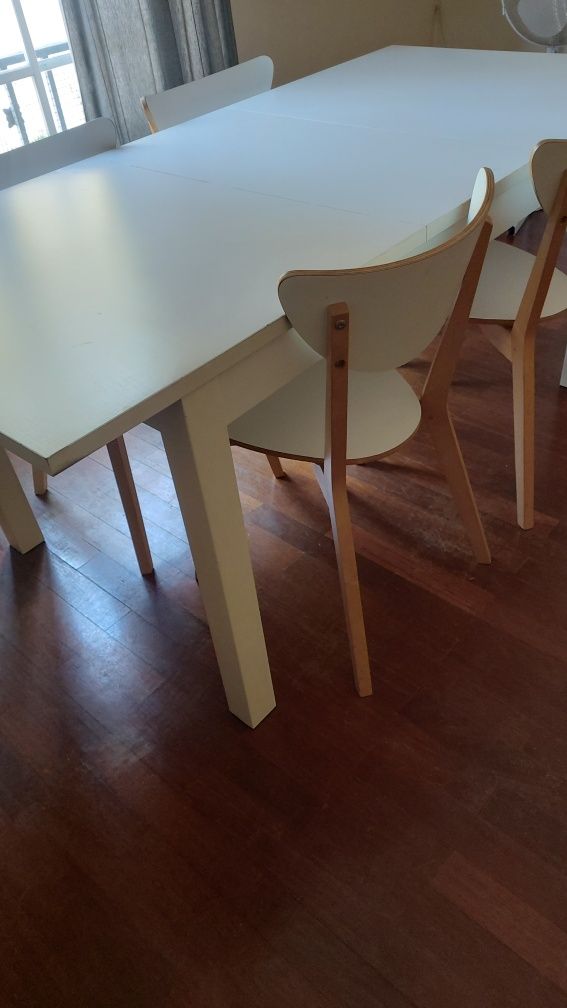 Mesa extensível IKEA e 4 cadeiras disponíveis a partir de 18/8