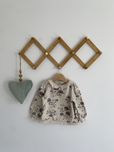 Bluza beżowa kwiaty newbie 86 kołnierzyk haftowany niebieskie fioletow