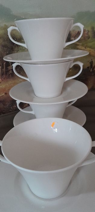 4 porcelanowe bulionówki z talerzykiem pój.0,3 l.