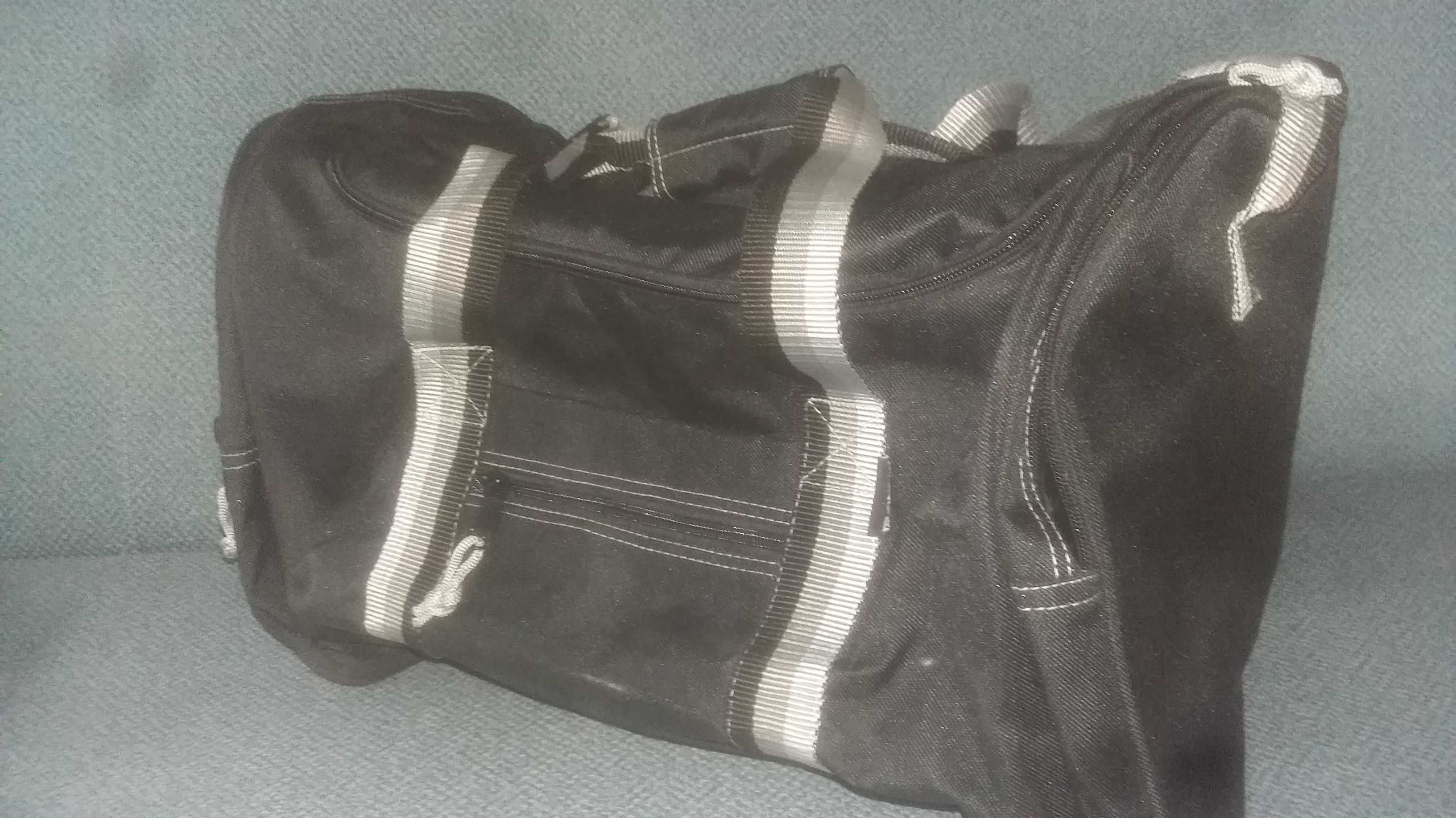 Torba podróżna koloru czarnego