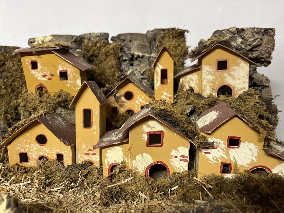 Presépio típico em madeira e cortiça, iluminado 90x60x50cm