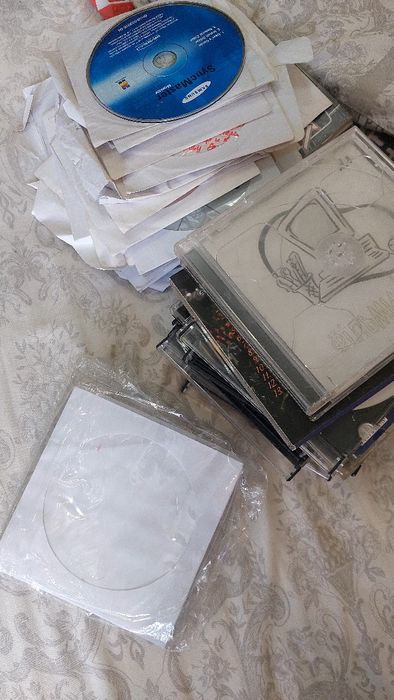 Диски сд, коробки до них та бумажні конверти