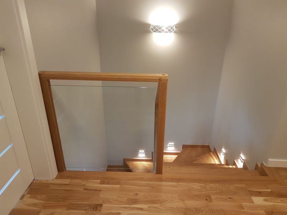 Stopnie dębowe z balustradą szklaną