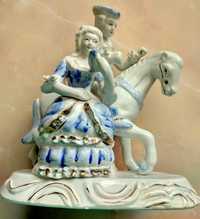 Porcelanowy jeździec na koniu z damą.