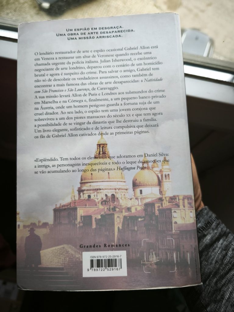 Livro de Daniel Silva "O assalto"