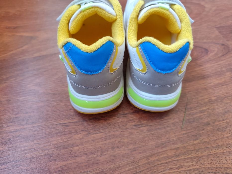 Sapatilhas com luzes como novas menino tamanho 34