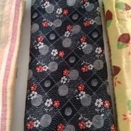 Pedaços de veludo cotelê e tecidos muito antigos *