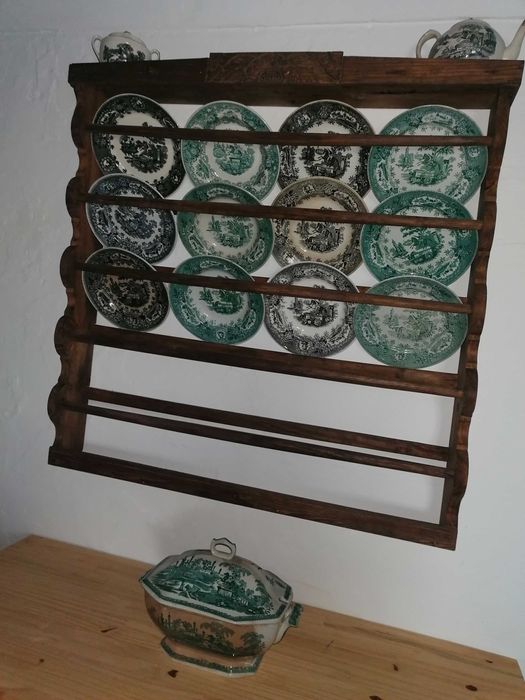 Conjunto escaparate/estanheira/estante e loiça "cavalinho"/"Estátua"