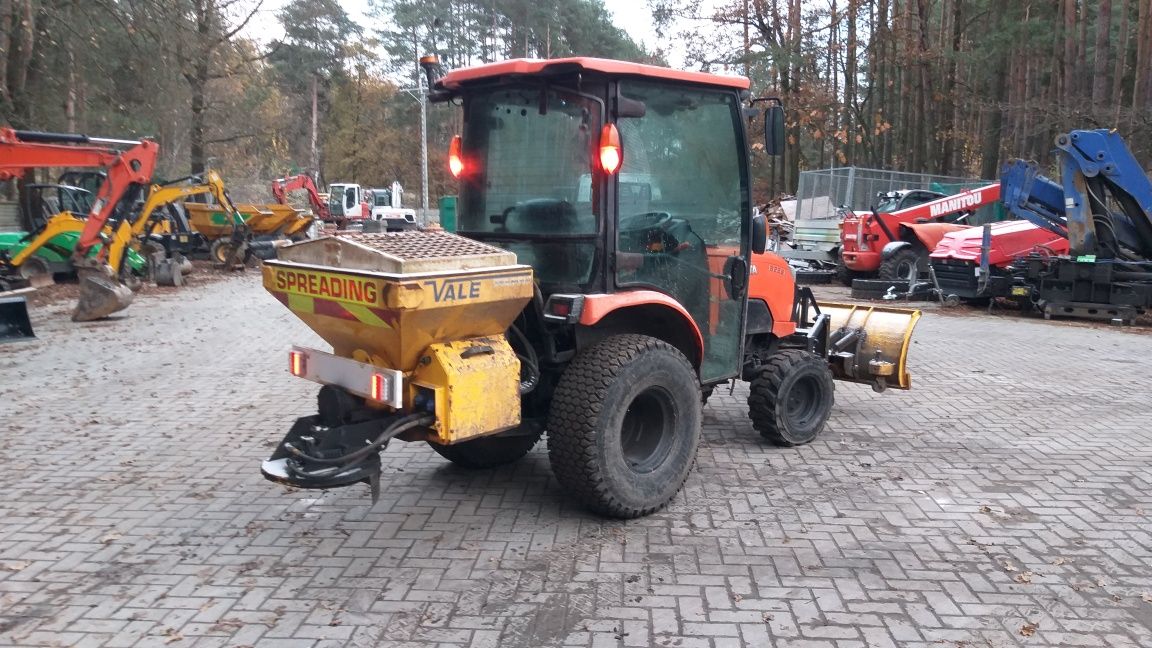 Kubota b2261 z 2019 roku bardzo ładna traktorek komunalny pług