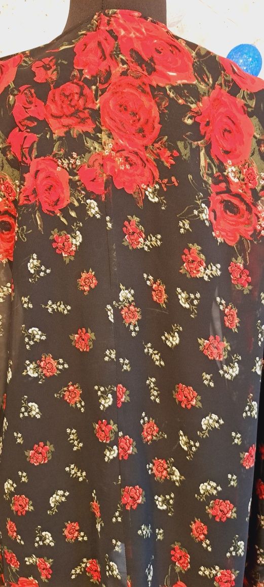 Plus size elegancka narzutka w róże rozmiar uniwersalny