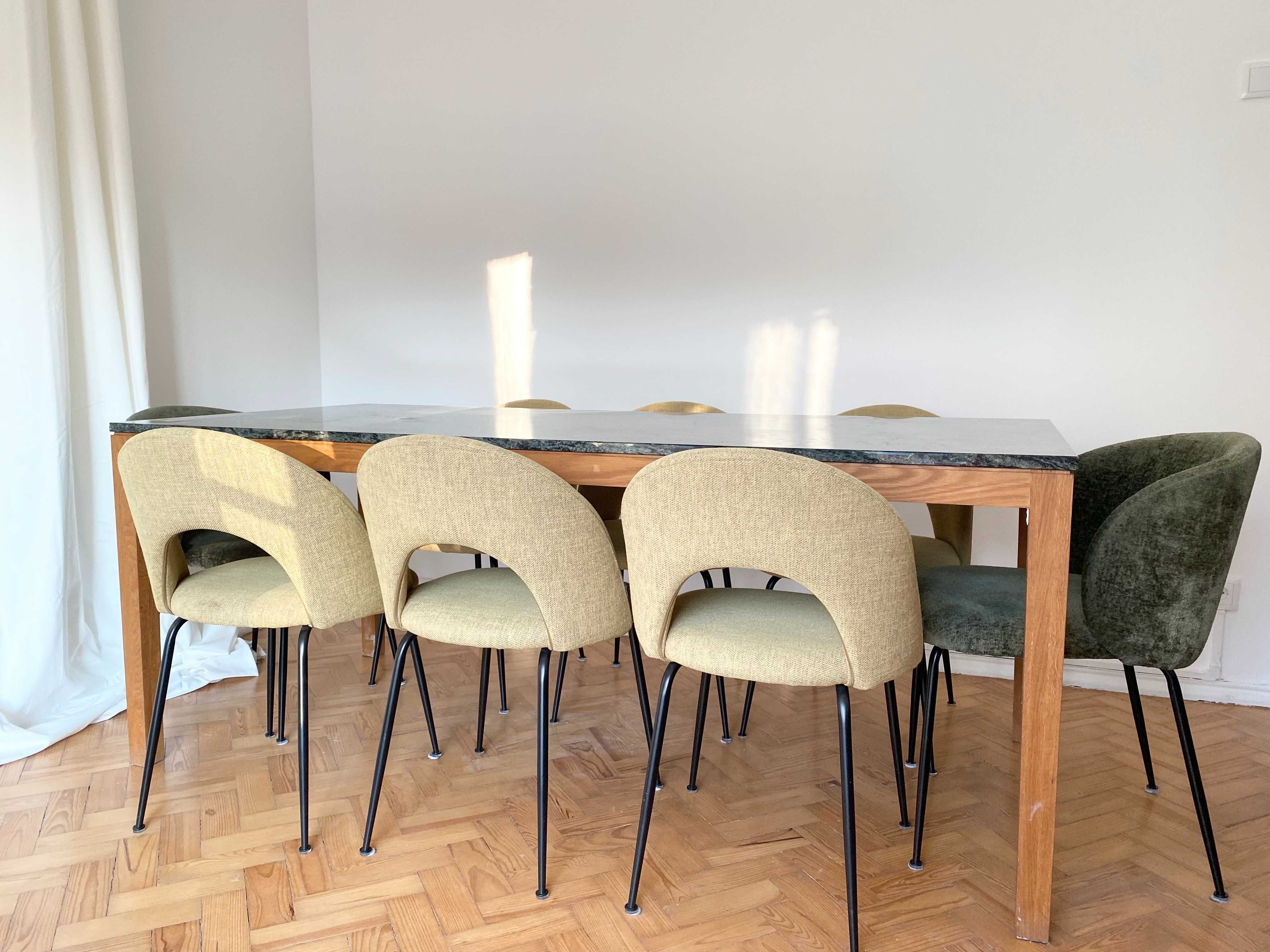 Mesa exclusiva com pedra e estrutura personalizada e 8 cadeiras