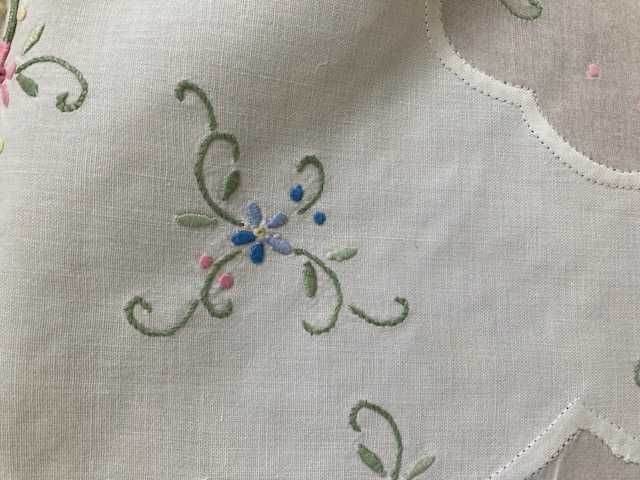 BARDZO ELEGANCKI  haftowany obrus ze wstawkami z batystu