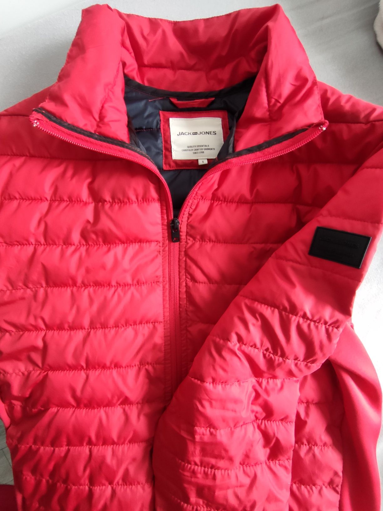 Czerwona pikowana przejściowa kurtka męska Jack&Jones S