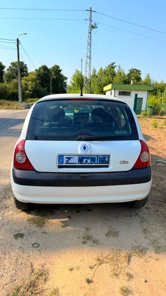 Vendo Renault Clio 2 años 2004 1.2 gasolina