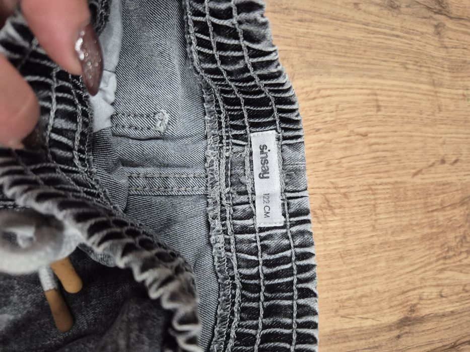 Piękne spodnie jeansowe joggery  chłopięce szare Sinsay 122