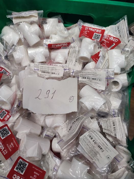 Продам новые соединения для пластиковых труб